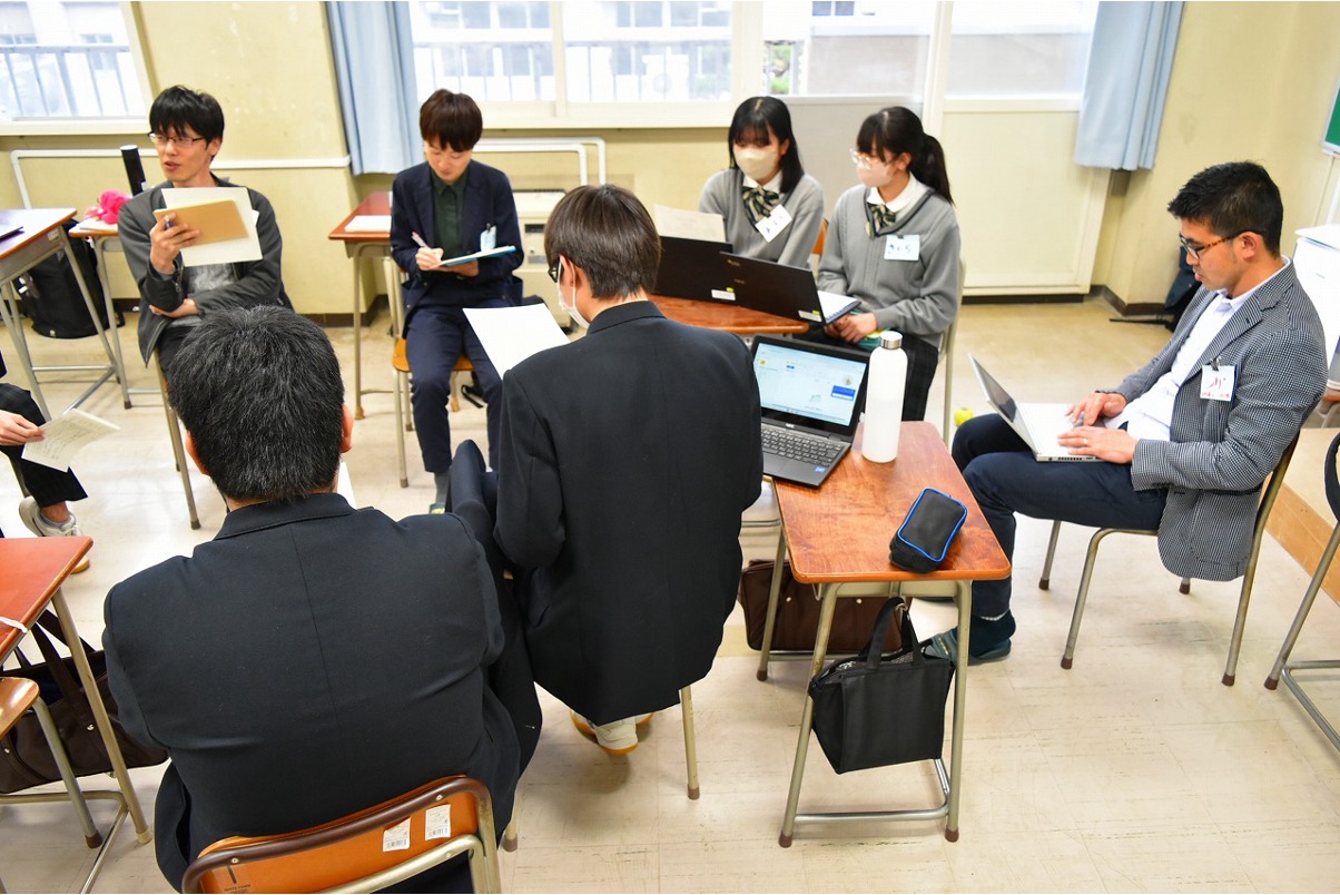 高校生と地域おこし協力隊、村山が車座になってグループワークを行う様子