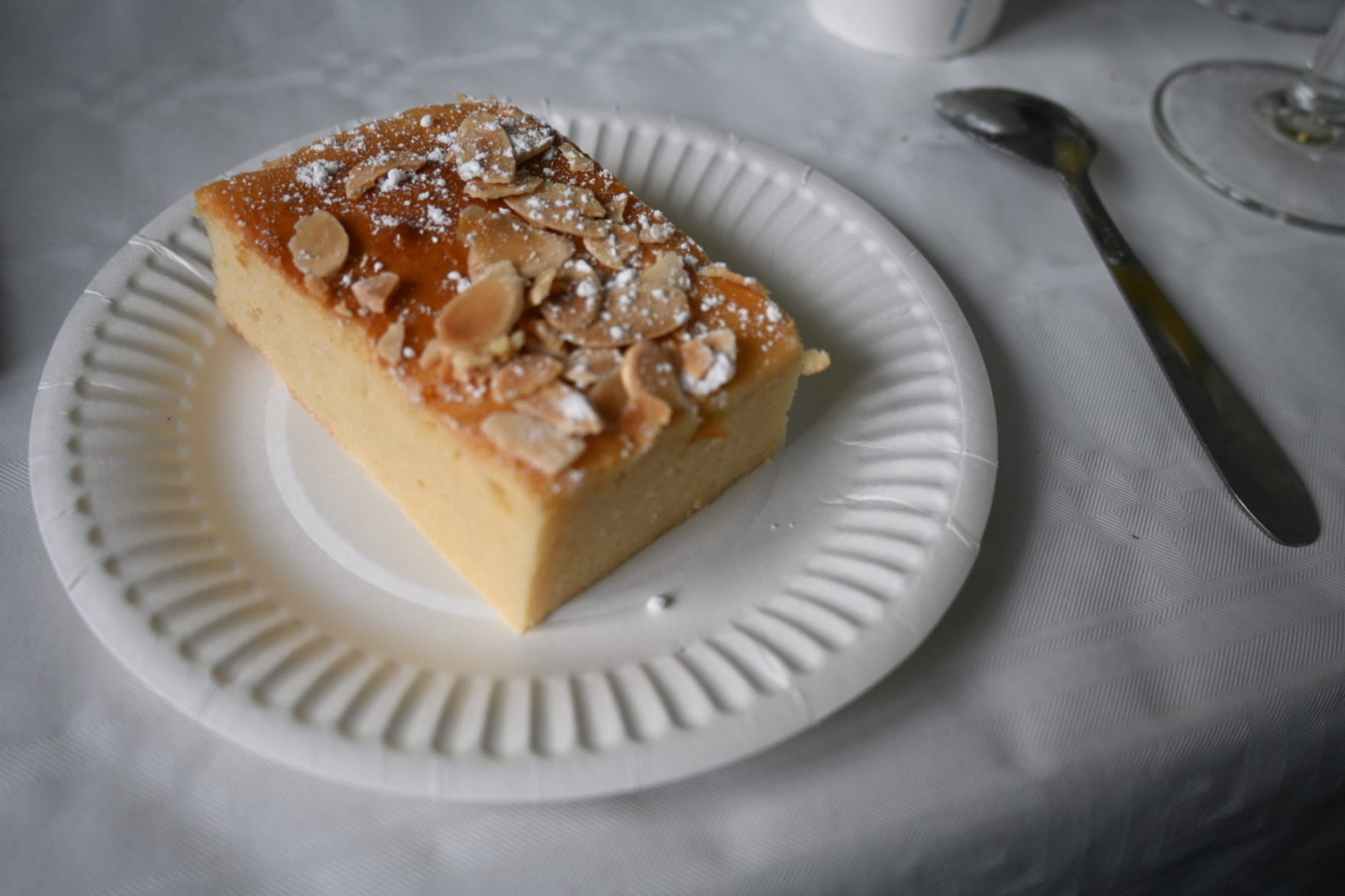 四角く切られたケーキ